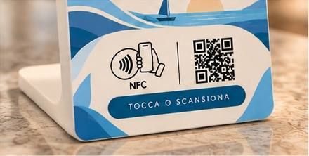 Primo piano della scritta Tocca o scansiona sul totem
